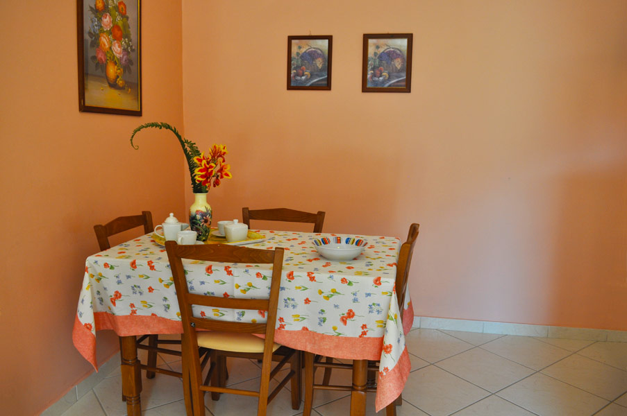 APARTMENT B: Cozy dining area.