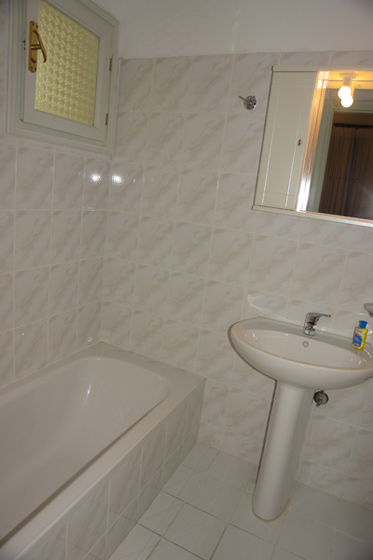 Studio B - Large bathroom